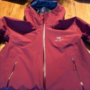 Arc'teryx Women's Maroon beta LT XL